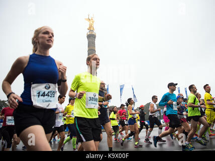 Berlin, Germany. 24th Sep, 2017. Thousands of runners partake in the 44th Berlin Marathon in Berlin, Germany, 24 September 2017. Credit: Soeren Stache/dpa/Alamy Live News Stock Photo