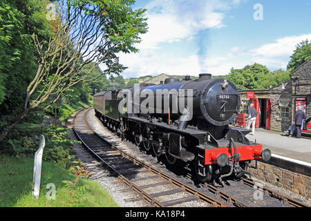 WD Austerity 2-8-0 90733 steam locomotive at Oxenhope Station on Keighley & Worth Valley Railway Stock Photo