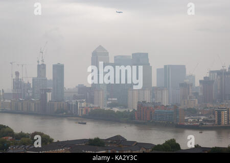 London, UK. 25th Sept, 2017. UK Weather: Morning city haze and cloud over Canary Wharf business park buildings in east London. Local air particulate pollutant emissions currently rated ‘Moderate’. © Guy Corbishley/Alamy Live News Stock Photo