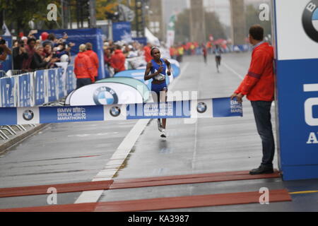 Berlin, Germany. 24th Sep, 2017. Gladys Cherono from Kenya won the women. Gladys Cherono ran 2:20:23 hours. Eliud Kipchoge ran the 42.195 kilometers in 2:03:34 hours. Credit: Simone Kuhlmey/Pacific Press/Alamy Live News Stock Photo