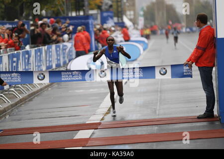 Berlin, Germany. 24th Sep, 2017. Gladys Cherono from Kenya won the women. Gladys Cherono ran 2:20:23 hours. Eliud Kipchoge ran the 42.195 kilometers in 2:03:34 hours. Credit: Simone Kuhlmey/Pacific Press/Alamy Live News Stock Photo