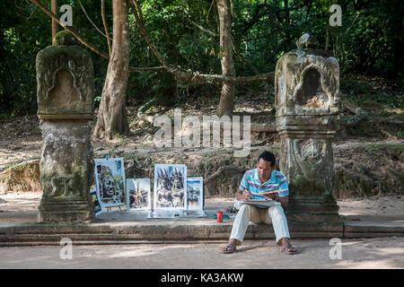 painter in the west access way to Preah Khan Temple, Angkor Archaeological Park, Siem Reap, Cambodia Stock Photo