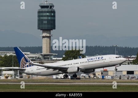Richmond, British Columbia, Canada. 23rd Sep, 2017. A United Airlines Boeing 737 (737-900ER) narrow-body, single aisle jet airliner taking off from Vancouver International Airport. Credit: Bayne Stanley/ZUMA Wire/Alamy Live News Stock Photo
