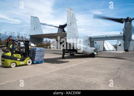 Pallets of supplies are loaded onto an MV-22 Osprey aircraft Stock Photo