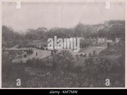 Terraces in Central Park, overlooking Bethesda Fountain and the Lake. The stairway is carved of cream color sandstone, showing … Stock Photo