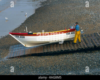 Crab fishermen landing boat at Sheringham  Norfolk Stock Photo