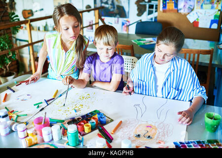 CHILDREN DRAWING PICTURES IN A GROUP AT A SUNDAY SCHOOL UK Stock Photo 