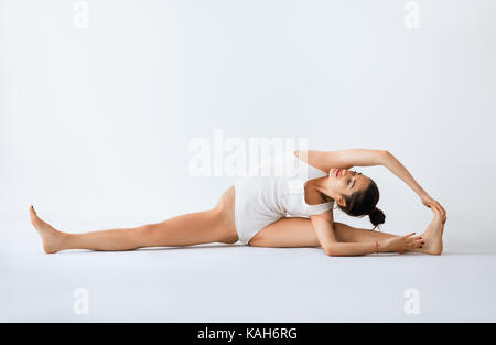 Benefits of Janu Shirshasana (Head to Knee Pose) and How to Do it by Dr  Himani Bisht - PharmEasy Blog