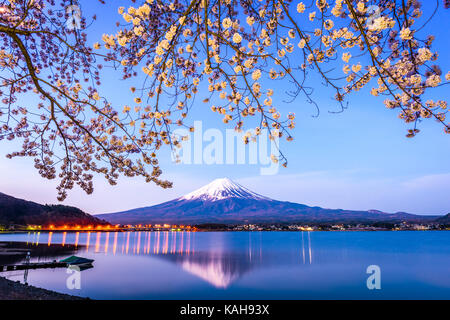 mt-fuji-on-lake-kawaguchi-