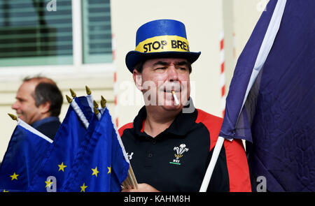 Brighton, UK. 26th Sep, 2017. Anti Brexit campaigner Steve Bray outside the Labour Party Conference in Brighton today Credit: Simon Dack/Alamy Live News Stock Photo