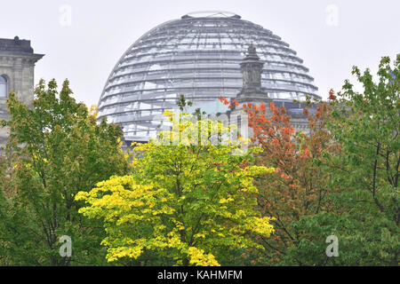 Berlin, Germany. 26th Sep, 2017. The leaves next to the Reichstag building appear autumnally colourful in Berlin, Germany, 26 September 2017. Credit: Paul Zinken/dpa/Alamy Live News Stock Photo