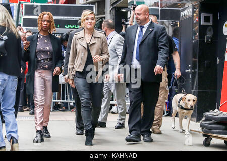 New York, United States. 26th Sep, 2017. The actress Kate Winslet is seen next to a television studio in which she participated in Manhattan in the city of New York in the United States on Tuesday, 26. (PHOTO: VANESSA CARVALHO/BRAZIL PHOTO PRESS) Credit: Brazil Photo Press/Alamy Live News Stock Photo
