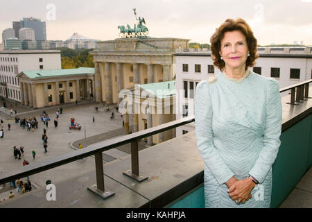 Berlin, Germany. 26th Sep, 2017. Queen Silvia of Sweden standing on a balcony, with the Brandenburg Gate in the background, in Berlin, Germany, 26 September 2017. Credit: Gregor Fischer/dpa/Alamy Live News Stock Photo