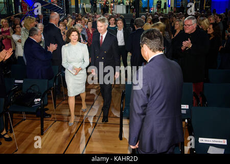 Berlin, Germany. 26th Sep, 2017. Sweden's Queen Silvia arrives at the Theodor Wanner Award ceremony at the Allianz-Forum in Berlin, Germany, 26 September 2017. Credit: Gregor Fischer/dpa/Alamy Live News Stock Photo