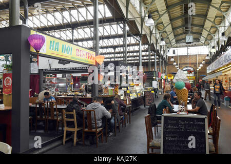 Berlin, Germany. 20th Sep, 2017. People in the Arminius-Markthalle market hall in Berlin, Germany, 20 September 2017. Credit: Maurizio Gambarini/dpa/Alamy Live News Stock Photo