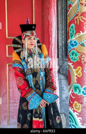 mongolian woman in traditional 13th century clothing Stock Photo - Alamy