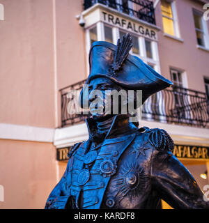 Greenwich London. Bronze statue of Lord Horatio Nelson by sculptor Lesley Pover next to riverside Trafalgar Tavern pub Stock Photo