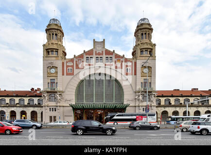 Prague, Czech Republic. 26th Sep, 2017. Prague 2 district court gave the verdict regarding one of complaints filed by Italy's Grandi Stazioni on who is the owner of the Fanta building at Prague main railway station, on September 27. The owner of the building is SZDC (Railway Infrastructure Administration), according the court verdict. On the photo, taken on September 26, is seen the front facade of the Art Nouveau Fanta's building of the railway station by architect Josef Fanta. Credit: Vit Simanek/CTK Photo/Alamy Live News Stock Photo
