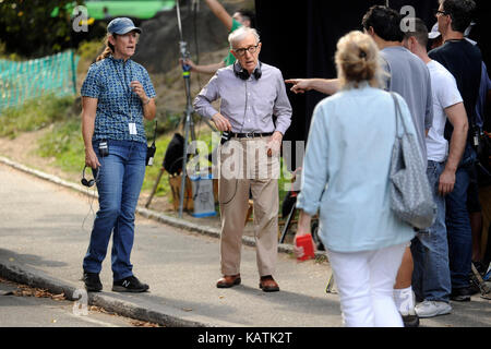 New York, USA. 26th Sep, 2017. Woody Allen on the filmset of 'Untitled Woody Allen Project' at Central Park on September 26, 2017 in New York City. Credit: Geisler-Fotopress/Alamy Live News Stock Photo