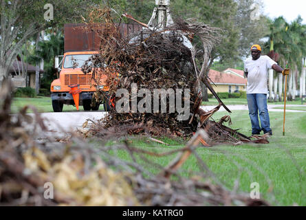 Wellington, Florida, USA. 27th Sep, 2017. Alvin Rushin, Buena Vista, GA helps clean up Hurricane Irma debris on Fallview Way in Wellington, Florida on September 27, 2017. Credit: Allen Eyestone/The Palm Beach Post/ZUMA Wire/Alamy Live News Stock Photo