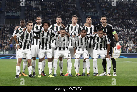 Turin, Italy. 27th Sep, 2017. Juventus' players line up before the UEFA Champions League group D match between Juventus and Olimpiacos in Turin, Italy, Sept. 27, 2017. Juventus won 2-0. Credit: Alberto Lingria/Xinhua/Alamy Live News Stock Photo