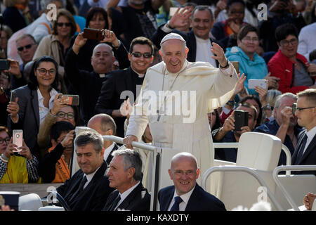 Vatican City, Vatican. 27th Sep, 2017. Pope Francis leads his Weekly General Audience in St. Peter's Square in Vatican City, Vatican on September 27, 2017. Pope Francis launch a 2-year Caritas Internationalis global campaign on migration entitled 'Share the Journey' to promote the strengthening of relationships between migrants, refugees and communities. Credit: Giuseppe Ciccia/Pacific Press/Alamy Live News Stock Photo