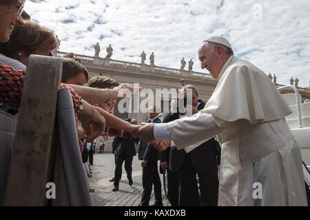 Vatican City, Vatican. 27th Sep, 2017. Pope Francis leads his Weekly General Audience in St. Peter's Square in Vatican City, Vatican on September 27, 2017. Pope Francis launch a 2-year Caritas Internationalis global campaign on migration entitled 'Share the Journey' to promote the strengthening of relationships between migrants, refugees and communities. Credit: Giuseppe Ciccia/Pacific Press/Alamy Live News Stock Photo