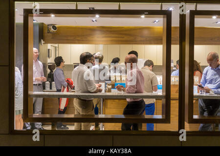 https://l450v.alamy.com/450v/kay38a/a-busy-blue-bottle-coffee-shop-in-new-york-on-friday-september-15-kay38a.jpg