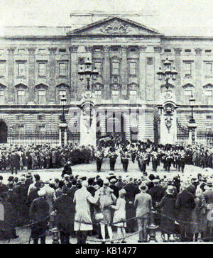 1932 - Changing of the guard (led by the regimental band) at Buckingham Palace, home of the British Queen Stock Photo