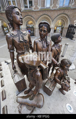 England, London, The city, Liverpool Street station, Hope Square, sculpture 'children of the child transport' from Frank Meisler, Stock Photo