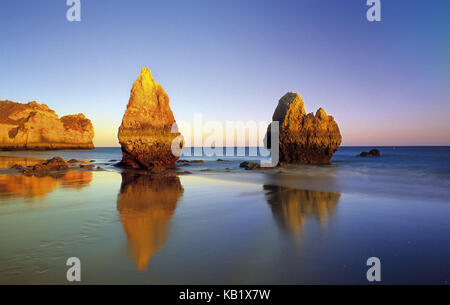 Portugal, Algarve, evening mood in Praia dos Tres Irmaos, Stock Photo