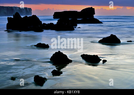 Portugal, Algarve, evening mood on the rock beach Praia do Tonel in Sagres, Stock Photo