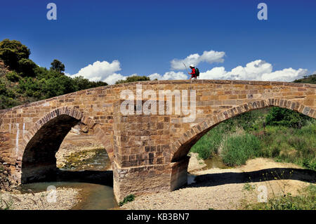 Spain, Navarre, pilgrim on the Romanesque pilgrim's bridge of Lorca, Stock Photo