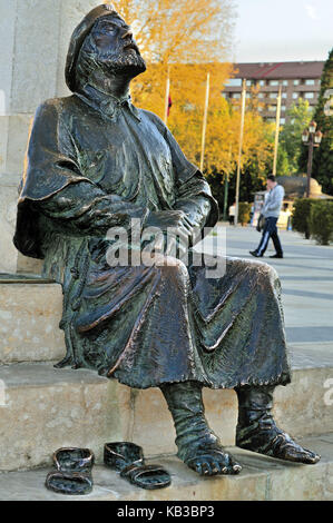 Spain, Kastilien-Leon, pilgrim's statue in the plaza de San Marcos in Leon, Stock Photo