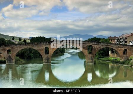 Spain, Way of St. James, medieval pilgrim's bridge in Puente la Reina, Stock Photo