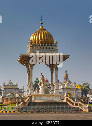 India, Karnataka, Mysore, palace of Mysore, north gate, Chamaraja Circle, maharaja Statue Stock Photo