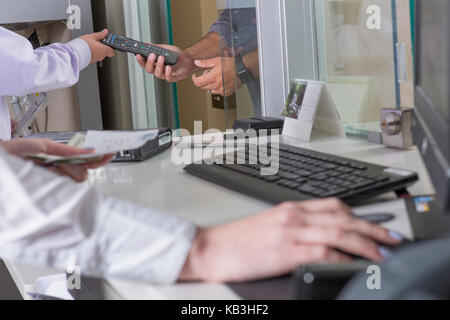 Customer service agent instructing a customer on a remote control Stock Photo