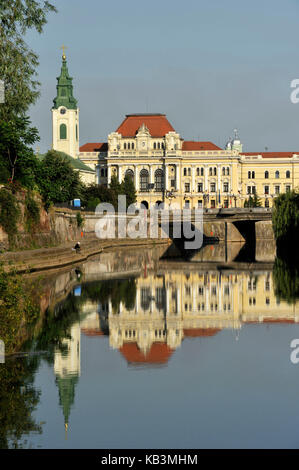 Romania, Transylvania, Oradea, la Piata Unirii with the city hall (Primaria) and the Saint Ladislas church (Biserica Sfantu Ladislau) Stock Photo