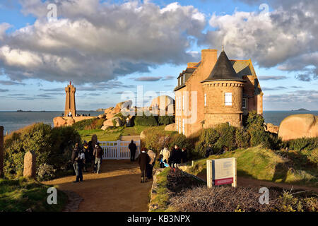 France, Cotes d'Armor, Perros Guirec, Ploumanac'h, Pink Granite coast (cote de Granit Rose), pointe de Squewel, the Men Ruz lighthouse Stock Photo