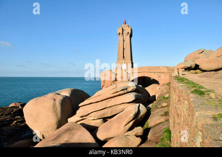 France, Cotes d'Armor, Perros Guirec, Ploumanac'h, Pink Granite coast (cote de Granit Rose), pointe de Squewel, the Men Ruz lighthouse Stock Photo