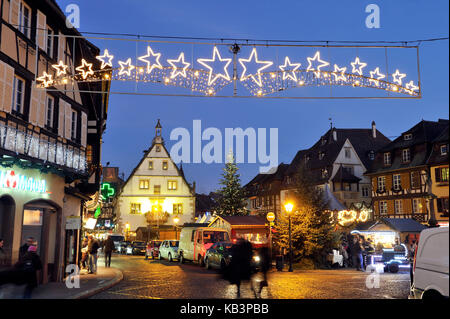 France, Bas Rhin, Obernai, Christmas market on market square, the Christmas tree and the old corn exchange house Stock Photo