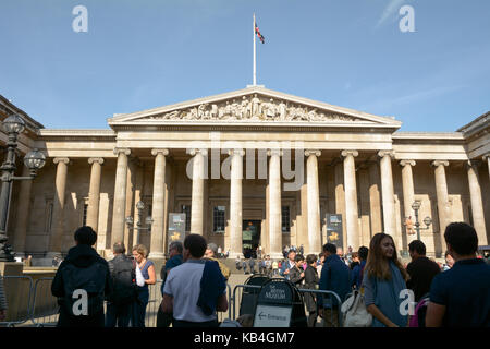 Visitors outside the British Museum in London England Stock Photo