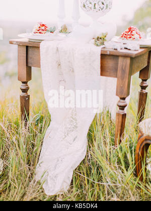 Turquoise table runner hi-res stock photography and images - Alamy