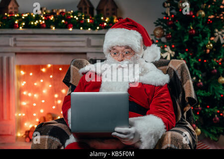 santa claus using laptop Stock Photo - Alamy