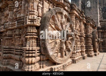 Huge stone chariot wheel on Konark Sun Temple (Black Pagoda), 13th century Hindu temple, UNESCO, Konarak, Odisha, India Stock Photo