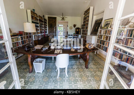 The library at Finca Vigia (Finca La Vigia), the home of Ernest Hemingway in San Francisco de Paula Ward in Havana, Cuba Stock Photo