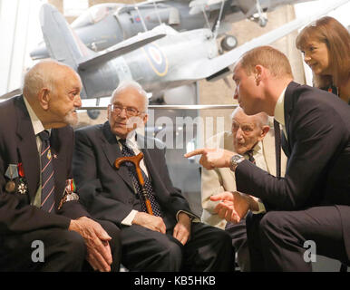 The Duke of Cambridge (right) meets Freddie Knoller (second left) who took part in the French Resistance and survived imprisonment in Auschwitz, Monovitz and Bergen-Belsen, as well as two veterans of World War II, Ted Cordery (left) and John Harrison during a visit to the Imperial War Museum in London. Stock Photo