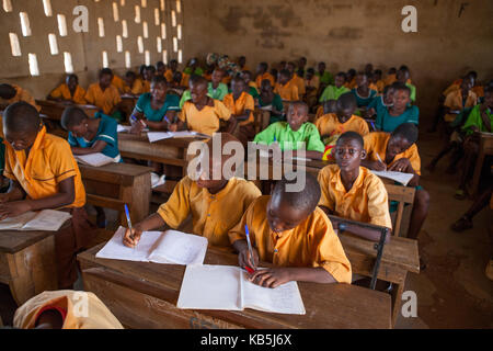 A classroom full of students learning at a primary school in Ghana, West Africa, Africa Stock Photo