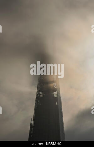 London, UK. 28th Sep, 2017. UK Weather. Storm clouds blot out the sun and sometimes obscure the top of the Shard. London 28 Sep 2017 Credit: Guy Bell/Alamy Live News Stock Photo