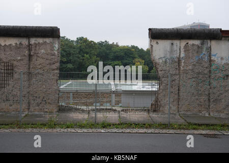 Berlin, Germany. 26th Sep, 2017. A major hole can be seen in the former border wall at the Topographie des Terrors museum in Berlin, Germany, 26 September 2017. Credit: Paul Zinken/dpa/Alamy Live News Stock Photo